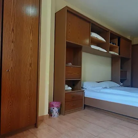 Pensión Enki's Tirana